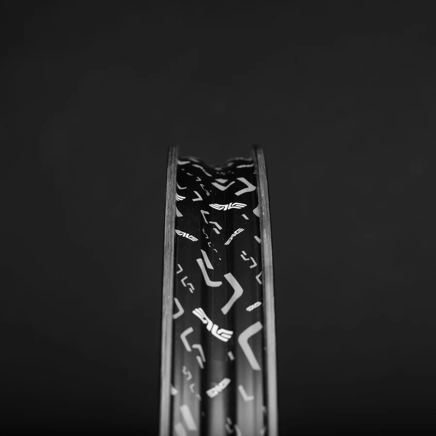 Roda Dianteira ENVE G SES 6.7 PRO Tubeless Ready (Center Lock) Preto/Branco - Image 5